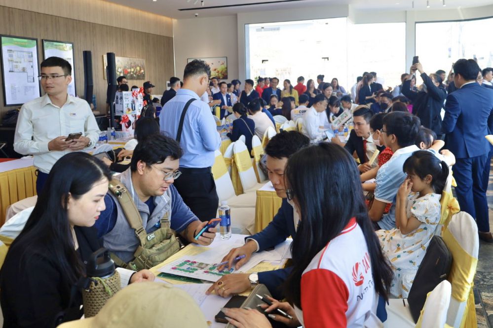 Khách hàng tham dự buổi lễ khai trương và mở bán tháp Bcons City