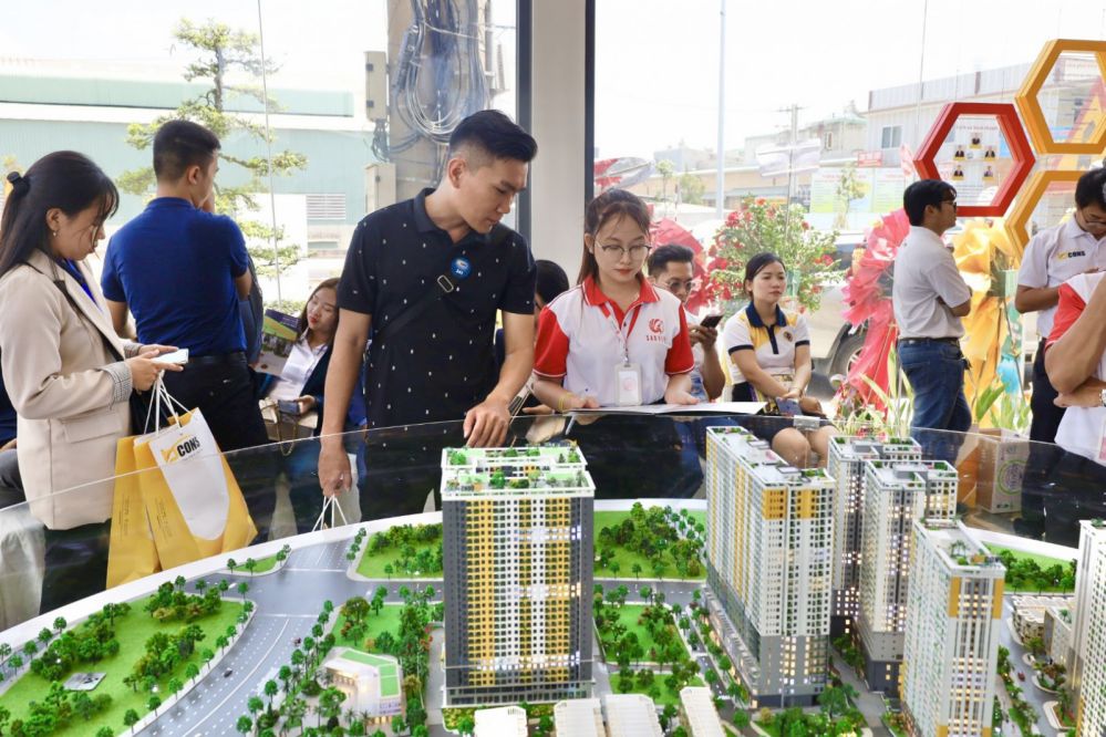 Khách hàng tham dự buổi lễ khai trương và mở bán tháp Bcons City